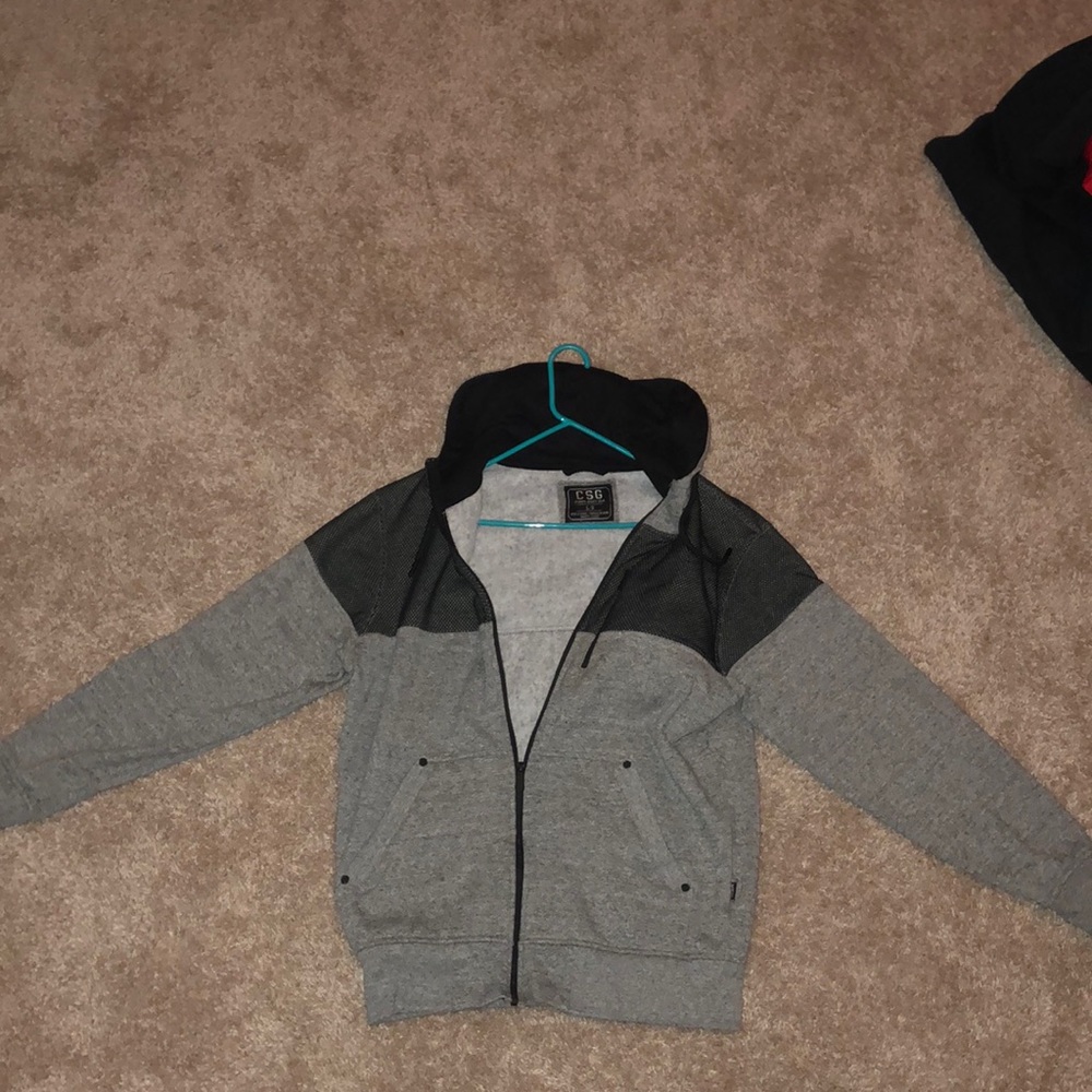I’m selling this zip up jacket